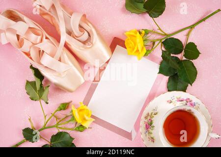 Pointe Ballet Schuhe ästhetische Thema Desktop-Arbeitsplatz Hintergrund auf stilvolle rosa texturierten Hintergrund. Top Ansicht Blog Held Header kreative Komposition f Stockfoto