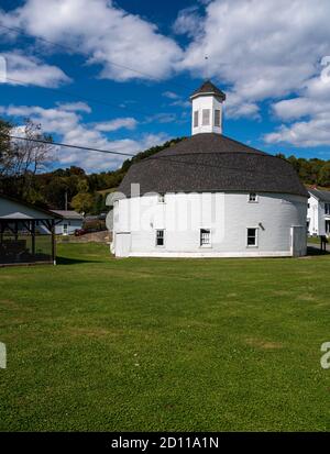 Gut erhaltene weiße Holzrundscheune mit Kuppel in Mannington, West Virginia Stockfoto