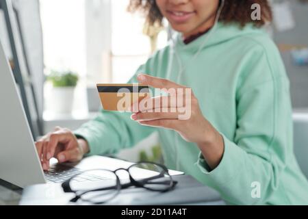 Hände von jungen Frauen gehen, um mit Kreditkarte zu bezahlen Zum Kauf im Online-Shop Stockfoto