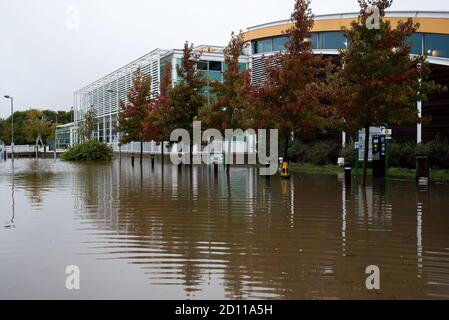 Aylesbury, Großbritannien. Oktober 2020. Sturm Alex Überschwemmungen in Aylesbury, Grafschaft Stadt Buckinghamshire. Ein Wochenende mit fast konstantem Starkregen veranlasste den Bear Brook, seine Ufer zu sprengen und den Vale Park und das Aqua Vale Swimming and Fitness Centre und seinen Parkplatz zu überfluten. Überflutetes Aqua Vale Schwimmen und Fitness Center Parkplatz. Quelle: Stephen Bell/Alamy Stockfoto