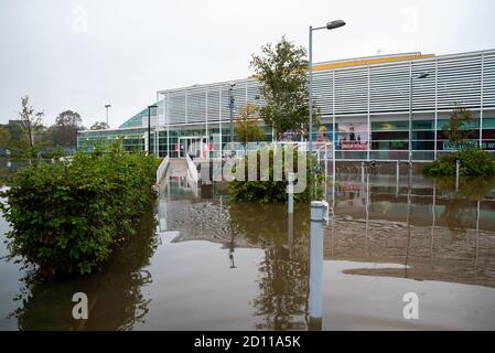 Aylesbury, Großbritannien. Oktober 2020. Sturm Alex Überschwemmungen in Aylesbury, Grafschaft Stadt Buckinghamshire. Ein Wochenende mit fast konstantem Starkregen veranlasste den Bear Brook, seine Ufer zu sprengen und den Vale Park und das Aqua Vale Swimming and Fitness Centre und seinen Parkplatz zu überfluten. Quelle: Stephen Bell/Alamy Stockfoto