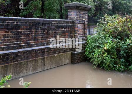Aylesbury, Großbritannien. Oktober 2020. Sturm Alex Überschwemmungen in Aylesbury, Grafschaft Stadt Buckinghamshire. Ein Wochenende mit fast konstantem Starkregen veranlasste den Bear Brook, seine Ufer zu sprengen und den Vale Park und das Aqua Vale Swimming and Fitness Centre und seinen Parkplatz zu überfluten. Park Street Brücke neben dem überfluteten Vale Park zeigt Bear Brook Wassertiefe bis oben auf der Brücke. Quelle: Stephen Bell/Alamy Stockfoto