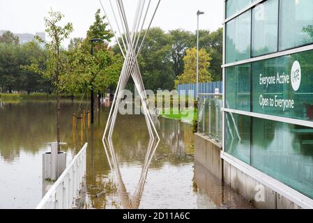 Aylesbury, Großbritannien. Oktober 2020. Sturm Alex Überschwemmungen in Aylesbury, Grafschaft Stadt Buckinghamshire. Ein Wochenende mit fast konstantem Starkregen veranlasste den Bear Brook, seine Ufer zu sprengen und den Vale Park und das Aqua Vale Swimming and Fitness Centre und seinen Parkplatz zu überfluten. Quelle: Stephen Bell/Alamy Stockfoto