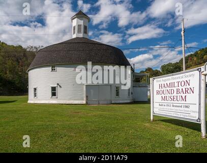 MANNINGTON WV - 3. Oktober 2020: Gut erhaltene weiße Holzrundscheune mit Kuppel in Mannington, West Virginia Stockfoto