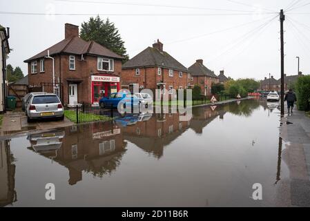 Aylesbury, Großbritannien. Oktober 2020. Sturm Alex Überschwemmungen in Aylesbury, Grafschaft Stadt Buckinghamshire. Ein Wochenende mit fast konstanten starken Regenfällen führte dazu, dass der Bear Brook seine Ufer überflutete Häuser in Southcourt Penn Road platzte. Als der fast ununterbrochene Regen nachlässt, beginnen die Bewohner den Schaden zu erreichen und beginnen aufzuräumen. Notdienste blockierten den Zugang zum überfluteten Bereich. Quelle: Stephen Bell/Alamy Stockfoto