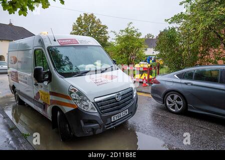 Aylesbury, Großbritannien. Oktober 2020. Sturm Alex Überschwemmungen in Aylesbury, Grafschaft Stadt Buckinghamshire. Ein Wochenende mit fast konstanten starken Regenfällen führte dazu, dass der Bear Brook seine Ufer überflutete Häuser in Southcourt Penn Road platzte. Als der fast ununterbrochene Regen nachlässt, beginnen die Bewohner den Schaden zu erreichen und beginnen aufzuräumen. Notdienste blockierten den Zugang zum überfluteten Bereich. Das Fahrzeug von UK Power Networks befindet sich neben der Penn Road. Mitarbeiter, die Notdienste unterstützen. Quelle: Stephen Bell/Alamy Stockfoto