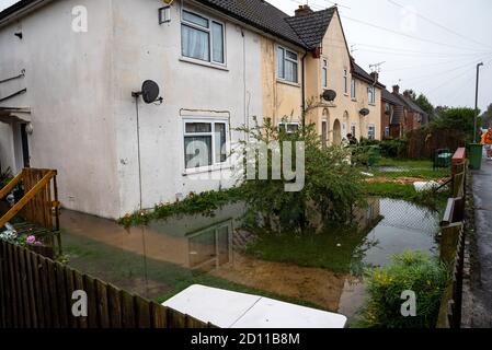 Aylesbury, Großbritannien. Oktober 2020. Sturm Alex Überschwemmungen in Aylesbury, Grafschaft Stadt Buckinghamshire. Ein Wochenende mit fast konstanten starken Regenfällen führte dazu, dass der Bear Brook seine Ufer überflutete Häuser in Southcourt Penn Road platzte. Als der fast ununterbrochene Regen nachlässt, beginnen die Bewohner den Schaden zu erreichen und beginnen aufzuräumen. Notdienste blockierten den Zugang zum überfluteten Bereich. Überflutetes Grundstück und Garten. Quelle: Stephen Bell/Alamy Stockfoto