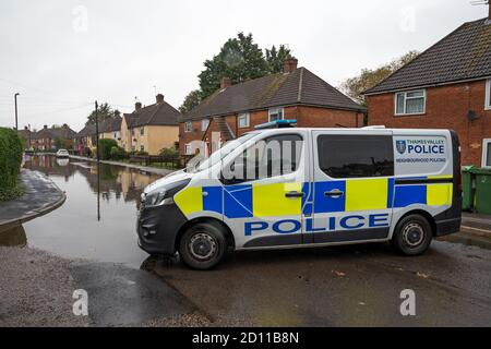 Aylesbury, Großbritannien. Oktober 2020. Sturm Alex Überschwemmungen in Aylesbury, Grafschaft Stadt Buckinghamshire. Ein Wochenende mit fast konstanten starken Regenfällen führte dazu, dass der Bear Brook seine Ufer überflutete Häuser in Southcourt Penn Road platzte. Als der fast ununterbrochene Regen nachlässt, beginnen die Bewohner den Schaden zu erreichen und beginnen aufzuräumen. Notdienste blockierten den Zugang zum überfluteten Bereich. Quelle: Stephen Bell/Alamy Stockfoto