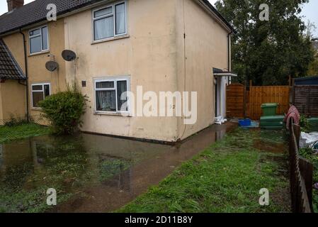 Aylesbury, Großbritannien. Oktober 2020. Sturm Alex Überschwemmungen in Aylesbury, Grafschaft Stadt Buckinghamshire. Ein Wochenende mit fast konstanten starken Regenfällen führte dazu, dass der Bear Brook seine Ufer überflutete Häuser in Southcourt Penn Road platzte. Als der fast ununterbrochene Regen nachlässt, beginnen die Bewohner den Schaden zu erreichen und beginnen aufzuräumen. Notdienste blockierten den Zugang zum überfluteten Bereich. Quelle: Stephen Bell/Alamy Stockfoto
