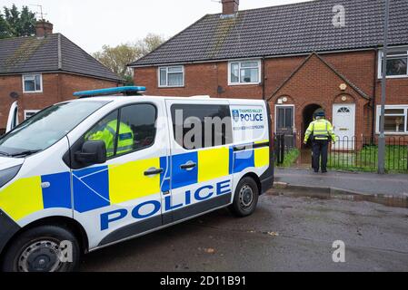 Aylesbury, Großbritannien. Oktober 2020. Sturm Alex Überschwemmungen in Aylesbury, Grafschaft Stadt Buckinghamshire. Ein Wochenende mit fast konstanten starken Regenfällen führte dazu, dass der Bear Brook seine Ufer überflutete Häuser in Southcourt Penn Road platzte. Als der fast ununterbrochene Regen nachlässt, beginnen die Bewohner den Schaden zu erreichen und beginnen aufzuräumen. Notdienste blockierten den Zugang zum überfluteten Bereich. Polizeiwagen blockiert den Zugang zu überschwemmten Abschnitt der Penn Road. Quelle: Stephen Bell/Alamy Stockfoto