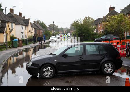 Aylesbury, Großbritannien. Oktober 2020. Sturm Alex Überschwemmungen in Aylesbury, Grafschaft Stadt Buckinghamshire. Ein Wochenende mit fast konstanten starken Regenfällen führte dazu, dass der Bear Brook seine Ufer überflutete Häuser in Southcourt Penn Road platzte. Als der fast ununterbrochene Regen nachlässt, beginnen die Bewohner den Schaden zu erreichen und beginnen aufzuräumen. Notdienste blockierten den Zugang zum überfluteten Bereich. Das Auto parkte gegenüber der Penn Road, um den Zugang zum überfluteten Gebiet zu blockieren. Quelle: Stephen Bell/Alamy Stockfoto