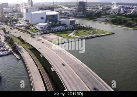 Archiv September 2005 Luftaufnahme der Port Blvd Causeway Brücke und American Airlines Arena in der Innenstadt von Miami, Florida, USA. Stockfoto