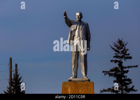 Denkmal für Wladimir Lenin vor dem Hintergrund des blauen Himmels in Russland. Stockfoto