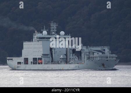 MV Asterix, ein ehemaliges kommerzielles Containerschiff, das später in ein Versorgungsschiff für die Royal Canadian Navy umgewandelt wurde und Gourock bei ihrer Ankunft für die Übung Joint Warrior 20 passiert. Stockfoto