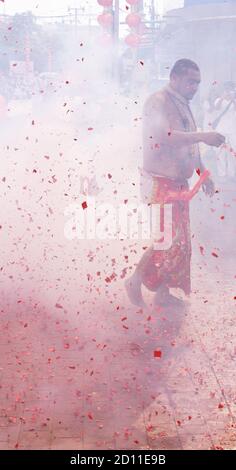 Phuket Town / Thailand - 7. Oktober 2019: Nine Emperor Gods Festival oder Phuket Vegetarian Festival Parade, Thai Chinese Devotee Entraced man oder Ma so Stockfoto