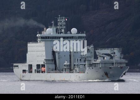 MV Asterix, ein ehemaliges kommerzielles Containerschiff, das später in ein Versorgungsschiff für die Royal Canadian Navy umgewandelt wurde und Gourock bei ihrer Ankunft für die Übung Joint Warrior 20 passiert. Stockfoto