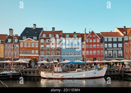 Typische dänische Szene in Nyhavn, Kopenhagen, Dänemark, mit den bunten Häusern am Sommernachmittag Stockfoto