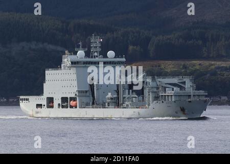 MV Asterix, ein ehemaliges kommerzielles Containerschiff, das später in ein Versorgungsschiff für die Royal Canadian Navy umgewandelt wurde und Gourock bei ihrer Ankunft für die Übung Joint Warrior 20 passiert. Stockfoto