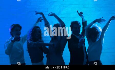 Junge Männer Und Frauen Tanzen Im Nachtclub Indoors, Panorama Stockfoto