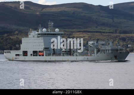 MV Asterix, ein ehemaliges kommerzielles Containerschiff, das später in ein Versorgungsschiff für die Royal Canadian Navy umgewandelt wurde und Gourock bei ihrer Ankunft für die Übung Joint Warrior 20 passiert. Stockfoto