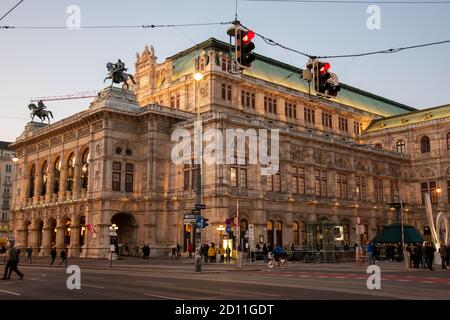 Die Wiener Staatsoper ist ein Opernhaus und Opernhaus mit Sitz in Wien, Österreich. Stockfoto