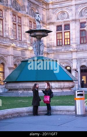 Der Opernbrunnen ist ein Brunnen, der auf dem Gelände der Staatsoper in Wien steht. Stockfoto
