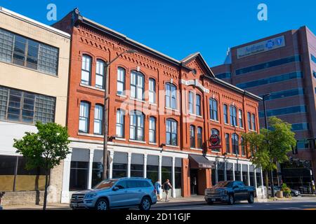 Historische Geschäftsgebäude in der Elm Street an der Bridge Street im Zentrum von Manchester, New Hampshire NH, USA. Stockfoto