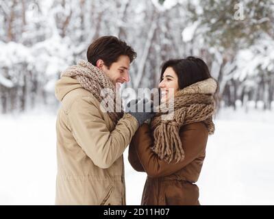 Liebevolles Paar Hält Hände Stehen Mit Romantischen Winter Datum Außerhalb Stockfoto