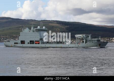 MV Asterix, ein ehemaliges kommerzielles Containerschiff, das später in ein Versorgungsschiff für die Royal Canadian Navy umgewandelt wurde und Gourock bei ihrer Ankunft für die Übung Joint Warrior 20 passiert. Stockfoto