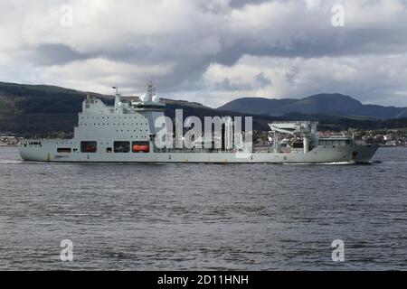 MV Asterix, ein ehemaliges kommerzielles Containerschiff, das später in ein Versorgungsschiff für die Royal Canadian Navy umgewandelt wurde und Gourock bei ihrer Ankunft für die Übung Joint Warrior 20 passiert. Stockfoto