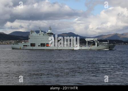 MV Asterix, ein ehemaliges kommerzielles Containerschiff, das später in ein Versorgungsschiff für die Royal Canadian Navy umgewandelt wurde und Gourock bei ihrer Ankunft für die Übung Joint Warrior 20 passiert. Stockfoto