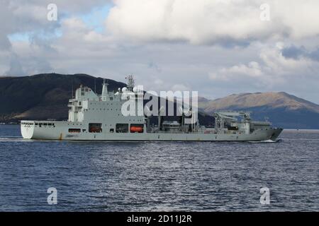 MV Asterix, ein ehemaliges kommerzielles Containerschiff, das später in ein Versorgungsschiff für die Royal Canadian Navy umgewandelt wurde und Gourock bei ihrer Ankunft für die Übung Joint Warrior 20 passiert. Stockfoto