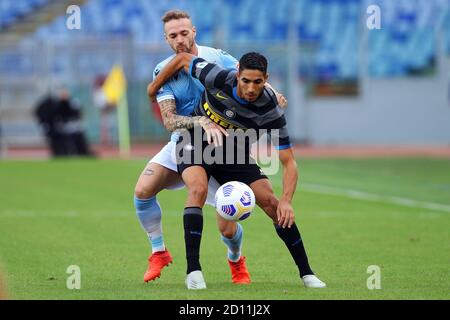 Manuel Lazzari von Lazio (L) vies für den Ball mit Achraf Hakimi von Internazionale (R) während der italienischen Meisterschaft Serie Ein Fußballspiel dazwischen Stockfoto