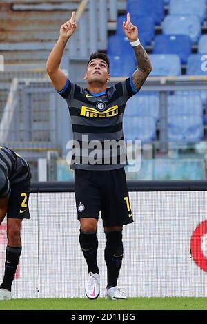 Lautaro Martinez von Internazionale feiert nach einem Tor von 0-1 während Die italienische Meisterschaft Serie EIN Fußballspiel zwischen SS Lazio Und FC in Stockfoto