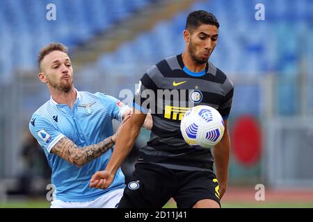 Manuel Lazzari von Lazio (L) vies für den Ball mit Achraf Hakimi von Internazionale (R) während der italienischen Meisterschaft Serie Ein Fußballspiel dazwischen Stockfoto