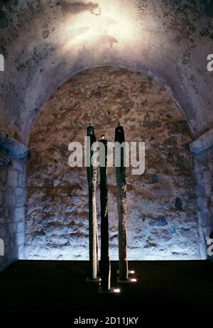 Drei Statuen in Les Imaginaires tief im Kloster von L'Mont St. Michel Stockfoto