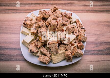 Draufsicht auf einen Teller voll mit gesundem Tofu Ein Holztisch Stockfoto