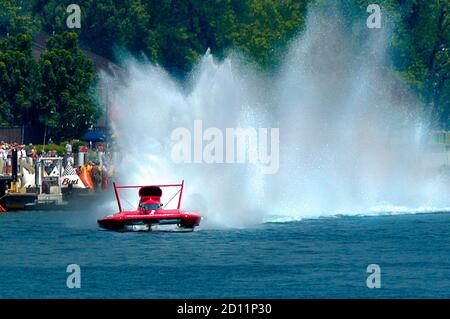 Red Wasserflugzeug Boot Rennen auf dem St. Clair River in St. Clair Michigan Stockfoto