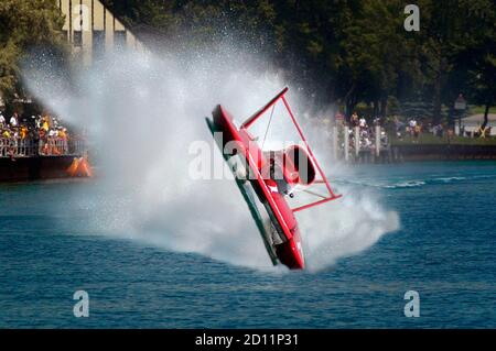 Red Wasserflugzeug Boot Rennen auf dem St. Clair River in St. Clair Michigan Stockfoto