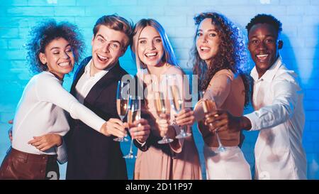 Freunde Klirren Gläser Mit Party Stehen Gegen Wand Indoor, Panorama Stockfoto