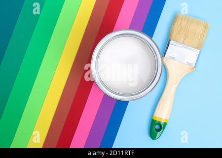 Lackdosen auf Farbpaletten-Mustern öffnen. Das Konzept der Reparatur, Konstruktion. Stockfoto