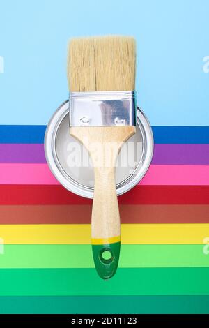 Lackdosen auf Farbpaletten-Mustern öffnen. Das Konzept der Reparatur, Konstruktion. Stockfoto