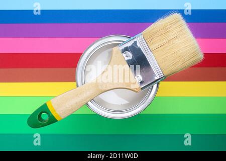 Lackdosen auf Farbpaletten-Mustern öffnen. Das Konzept der Reparatur, Konstruktion. Stockfoto