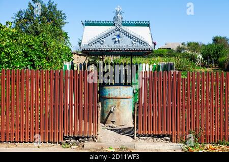 Wasserbrunnen im Dorf . Quelle von Süßwasser Stockfoto