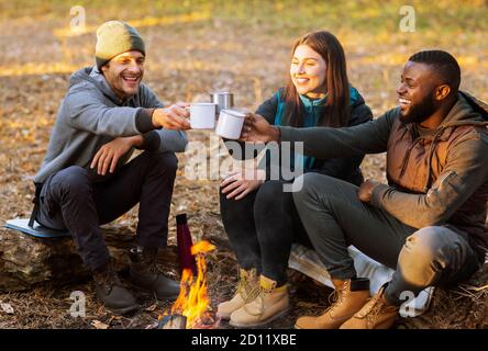 Fröhliche Wanderer toasten für schöne Camping in Sonnenuntergang Lichter Stockfoto