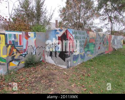 Ecke von Detroit's Eight Mile Wall im Herbst Stockfoto