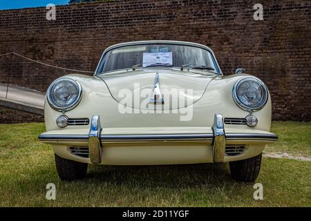 Fernandina Beach, FL / USA - 22. September 2018: 1960 Porsche 356B Cabriolet auf einer Auto-Show in Fort Clinch in Fernandina Beach, Florida bei Jacksonvi Stockfoto