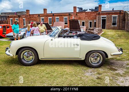 Fernandina Beach, FL / USA - 22. September 2018: 1960 Porsche 356B Cabriolet auf einer Auto-Show in Fort Clinch in Fernandina Beach, Florida bei Jacksonvi Stockfoto