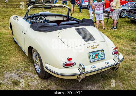 Fernandina Beach, FL / USA - 22. September 2018: 1960 Porsche 356B Cabriolet auf einer Auto-Show in Fort Clinch in Fernandina Beach, Florida bei Jacksonvi Stockfoto