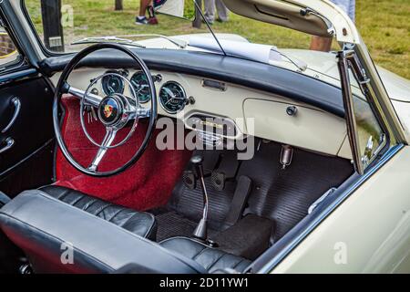 Fernandina Beach, FL / USA - 22. September 2018: 1960 Porsche 356B Cabriolet auf einer Auto-Show in Fort Clinch in Fernandina Beach, Florida bei Jacksonvi Stockfoto